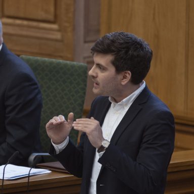 Frederik Vad Nielsen fra Socialdemokratiet på talerstolen i folketinget. Han er ordfører og næstformand for børne- og undervisningsudvalget. Bagved ses Søren Gade, formand for Folketinget og folketingsmedlem for Venstre.